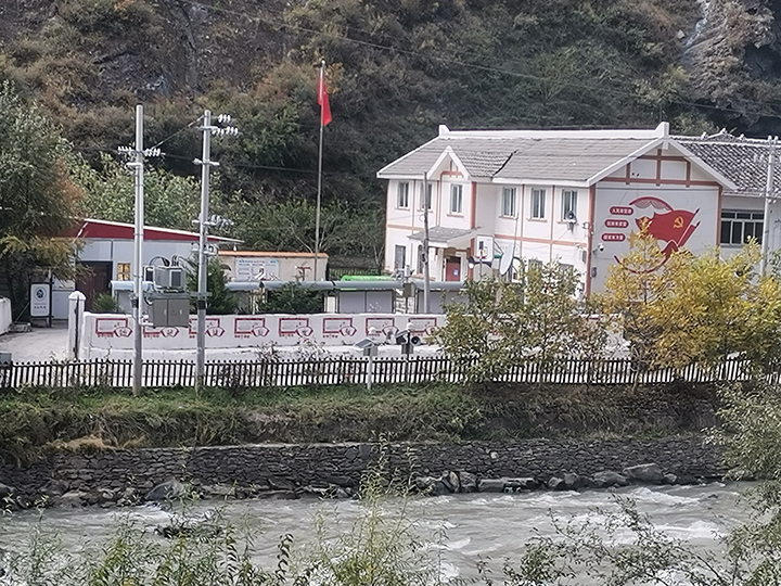 美丽的松潘县镇江关镇永和村.jpg