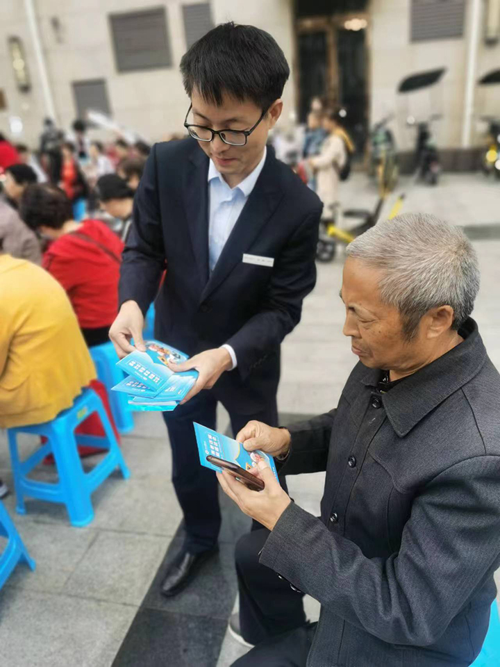 工作人员积极为老年群众发放宣传折页.jpg