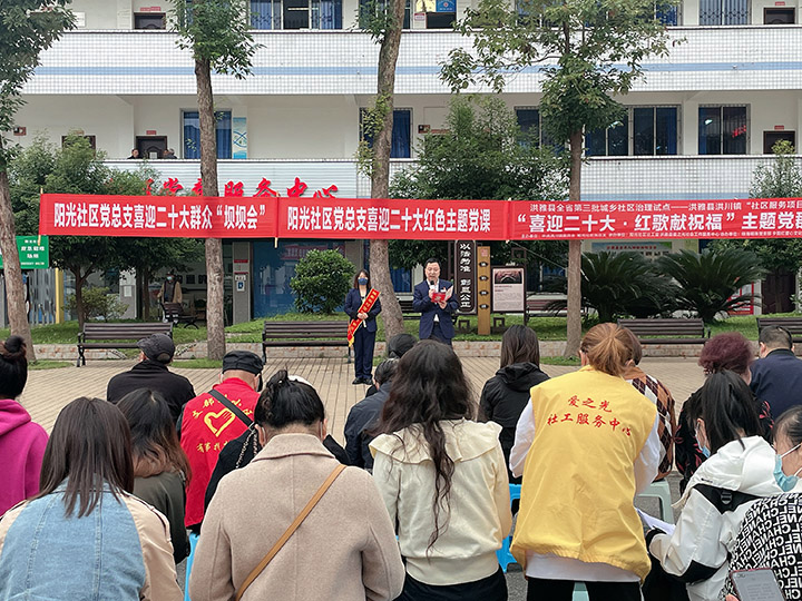1工作人员为老年群众集中宣讲.jpg