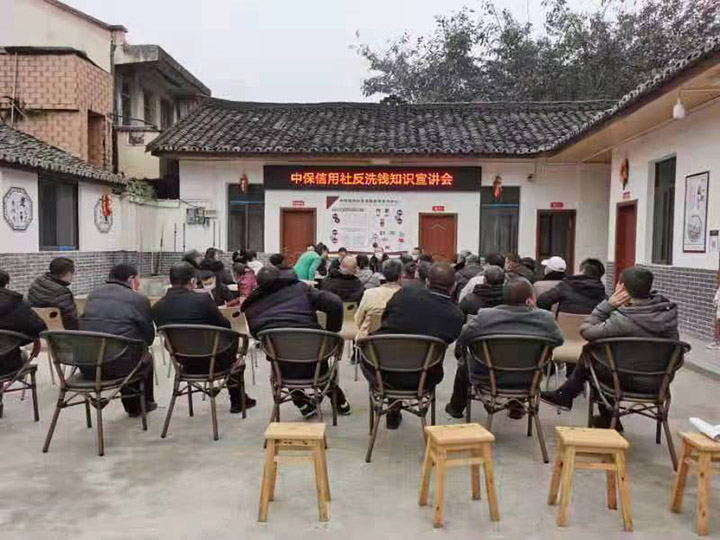 2工作人员为老年群众集中宣讲.jpg