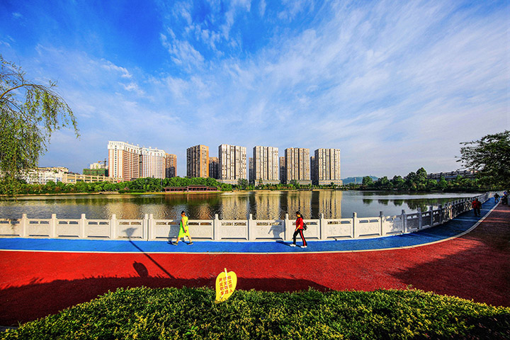 人在景中游，美丽的岳池公园城.jpg