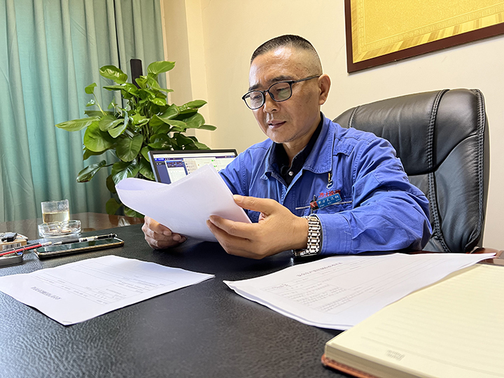 达州钢铁炼铁厂厂长李翔时  毛会 摄.jpg