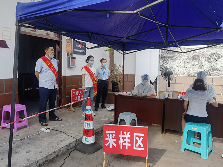 银行党员志愿者协助核酸检测.jpg