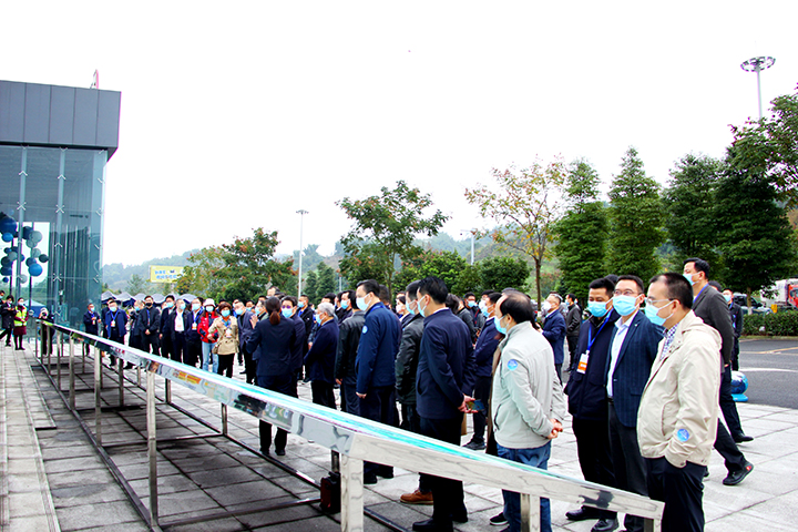 13与会嘉宾参观雅康高速天全熊猫主题超级服务区.JPG