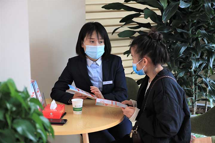 2与客户交流.jpg