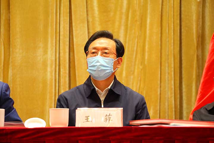 4－省人大常委会副主任王菲出席大会.JPG