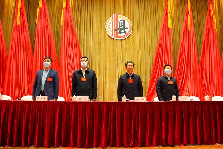 11－张成明、韩斌、廖永康、冯俊锋在主席台带领全体代表唱国歌.JPG