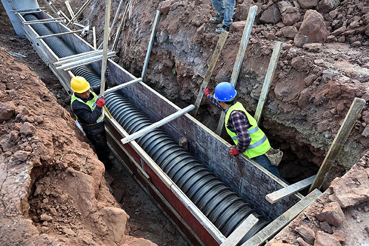 3实施“汉安湖”项目下水道管网建设.jpg
