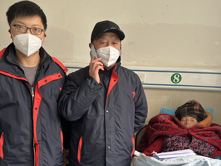 南溪支行工作人员到病房为客户提供金融服务.jpg