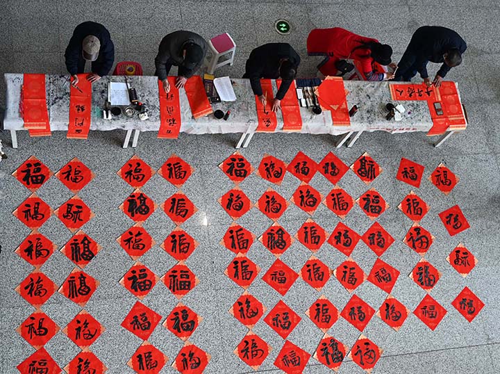 1书法家现场义写的“福”字和春联.jpg