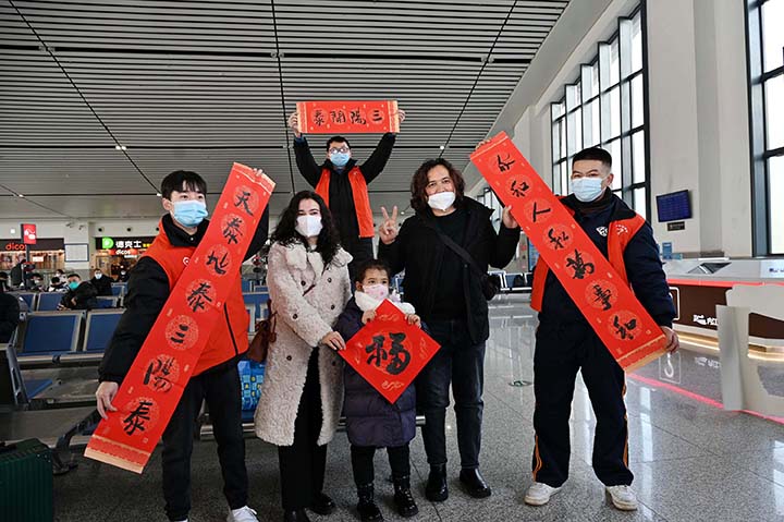 3志愿者与旅客合影留念.jpg