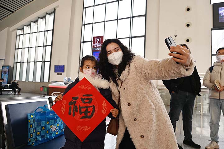 4一对母女正在自拍志愿者送来的“福”礼.jpg