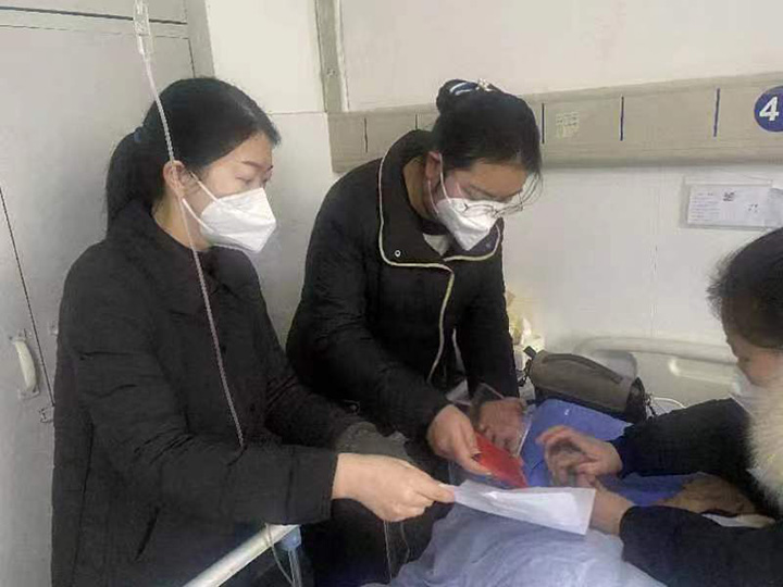 青神农商银行员工到医院病房为老人服务.jpg