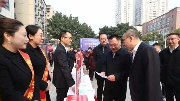 图1遂宁市委常委、市政府常务副市长杜海洋在人行遂宁市中心支行行长李睿的陪同下，到遂宁银行展台指导数字人民币宣传工作.jpg