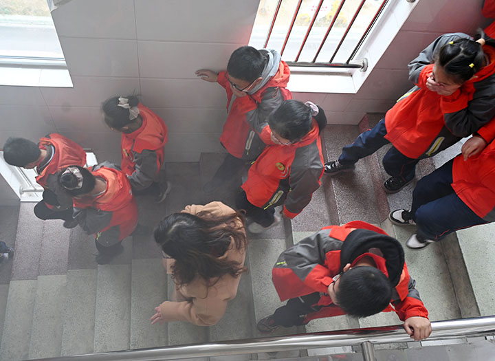 图4  2月15日，四川省内江市东兴区阳光学校，该校学生在学校教师和“蓝朋友”的引导下进行火灾疏散逃生演练。.jpg