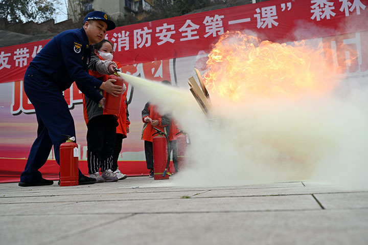 图7  2月15日，四川省内江市东兴区阳光学校，该校学生在与区消防救援大队“蓝朋友”的互动中学习消防安全知识。.jpg