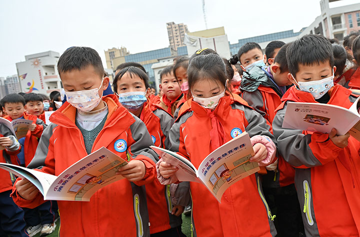 图9 2月15日，四川省内江市东兴区阳光学校，区消防救援大队“蓝朋友”向学校师生赠送消防书籍，帮助学校师生更好地掌握消防安全知识。.jpg
