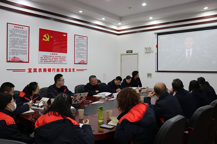 2观看反腐专题教育片.jpg