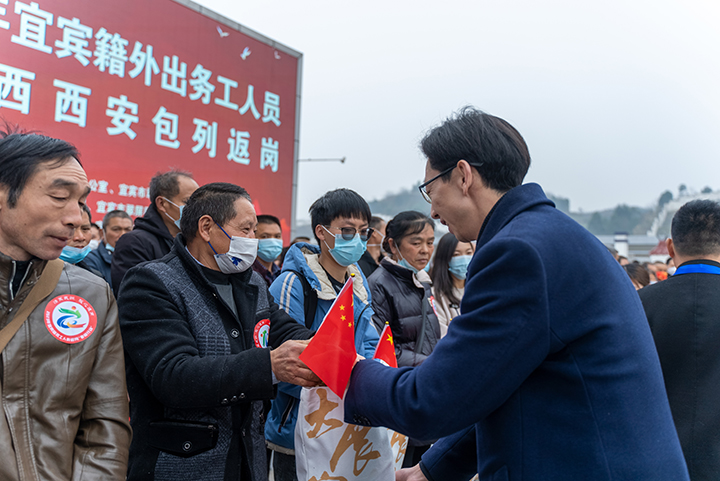 翠屏支行行长袁昊为务工人员分发爱心礼包.jpg