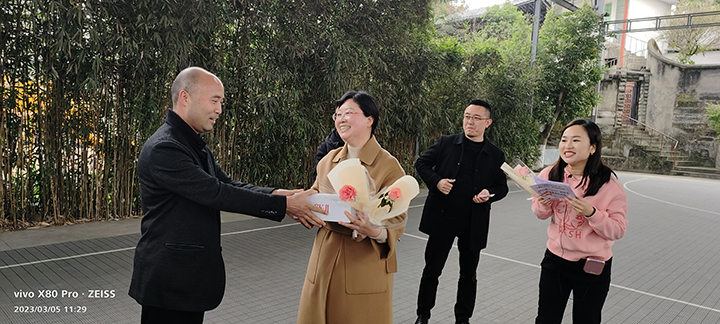 5资中农商银行党委书记、董事长成金华为一等奖幸运儿颁发奖品.png