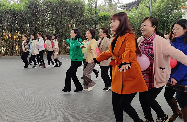 3“蜈蚣赛跑”环节携手同行.png