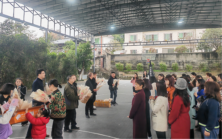 1联建单位领导鲜花献巾帼.png