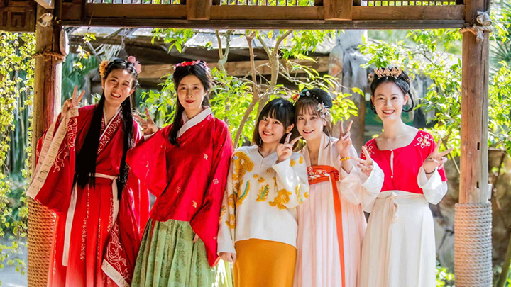 4总行机关开展“赏汉服文化 品优雅之韵”三八女神节活动.png