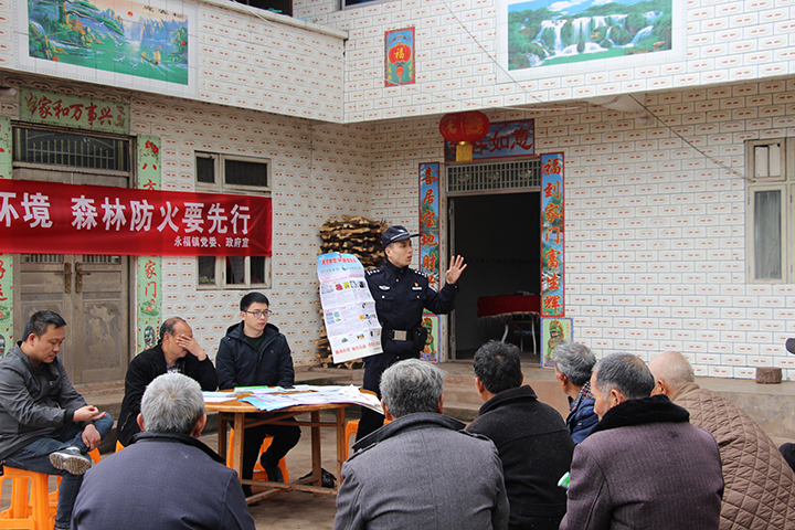 2民警讲解法律法规.JPG