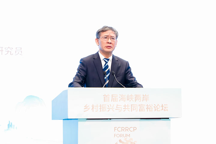 2+中国社会科学院农村发展研究所所长、研究员魏后凯主持开幕式并作主旨报告.jpg