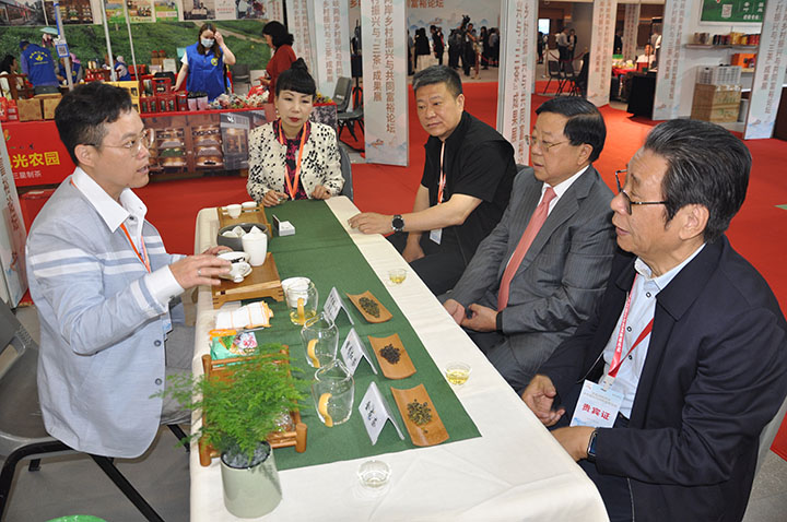 7+唐利民、张成明考察参展的台湾茶企2.JPG
