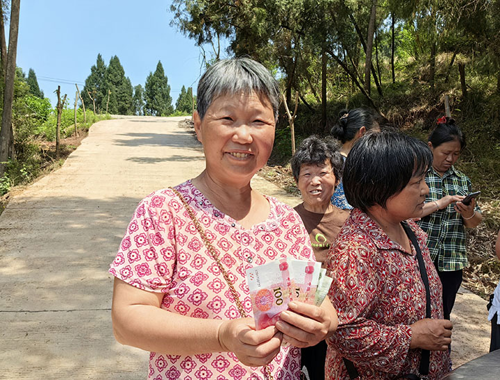 图2 领到工资的村民满脸笑容.jpg