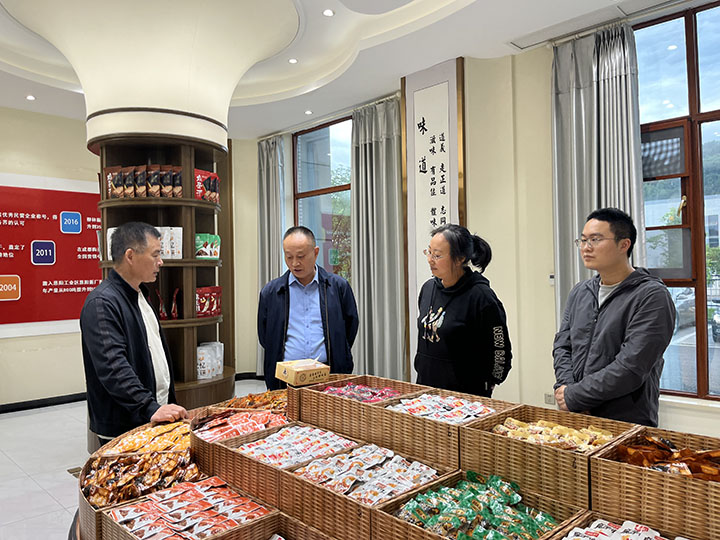4课题组在四川省胡婆婆食品有限责任公司了解情况.jpg