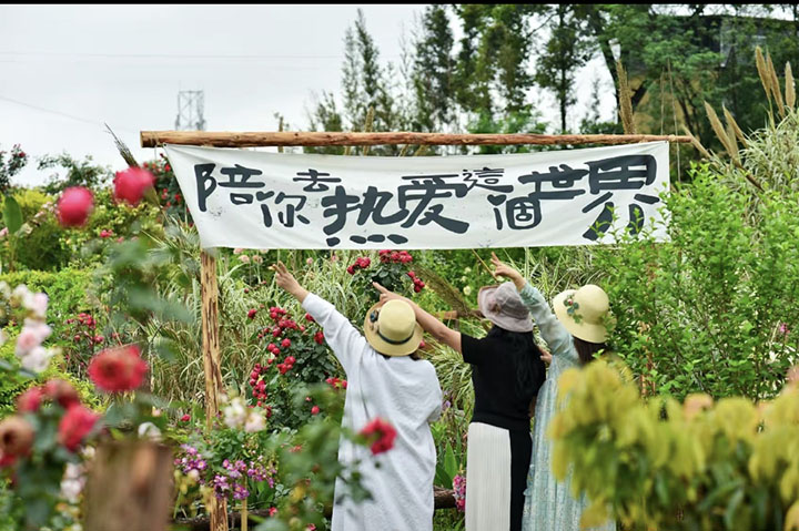 6游客在聚兴家庭农场游玩.jpg
