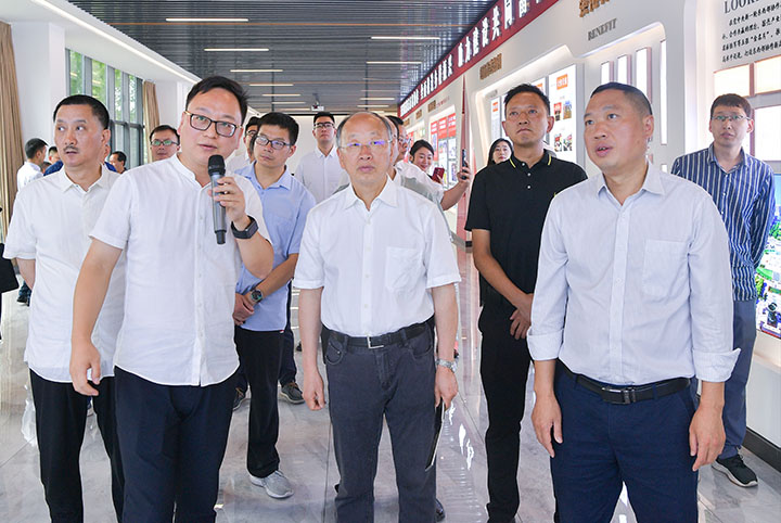 中共四川省委四川省人民政府决策咨询委员会副主任、成都市社科联主席、四川省社会科学院二级教授、博士生导师、“思源智库”首席专家李后强率专家组在广安调研1.jpg