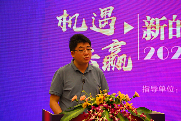 2李金润主持会议 罗梓毓 摄.JPG