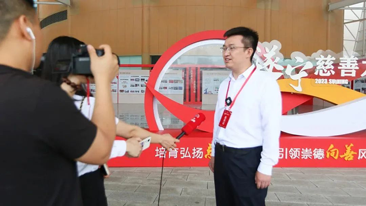 2遂宁银行党委书记姜履博在慈善大会现场接受媒体采访.png