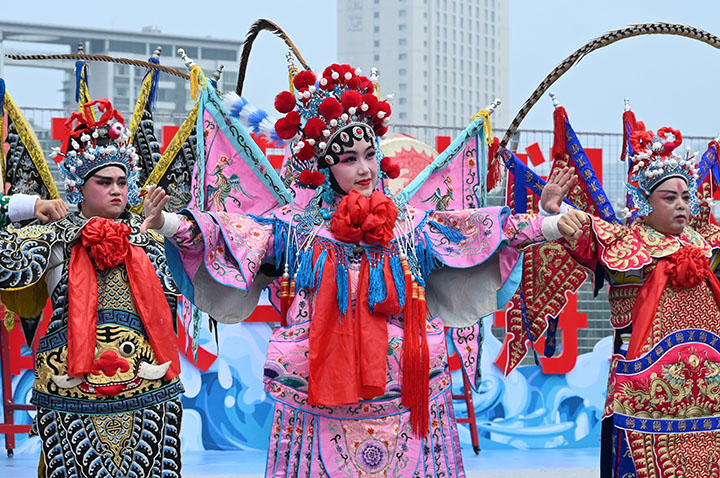 图2  2023年6月18日，四川省内江市甜城湖畔，文艺工作者在表演非遗文化节目。.jpg