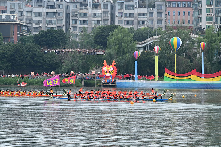 图5  当地市民赛龙舟，迎端午。.jpg