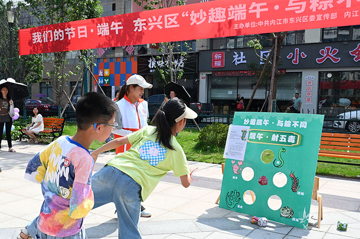 图2   小朋友在参加射五毒游戏。.jpg
