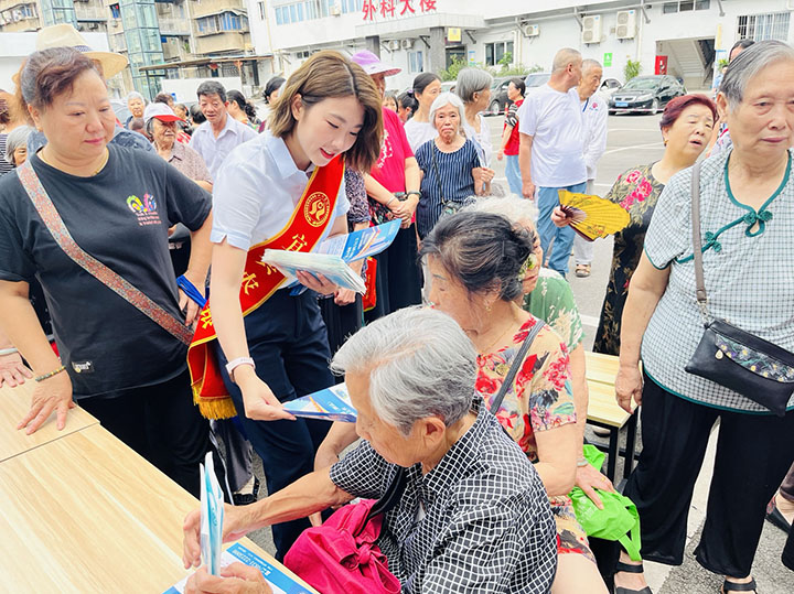 2现场发放各类金融知识宣传资料.jpg