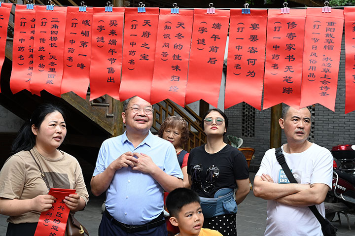 图4  在四川省内江市东兴区东兴老街，市民正在参加猜灯谜活动。.jpg