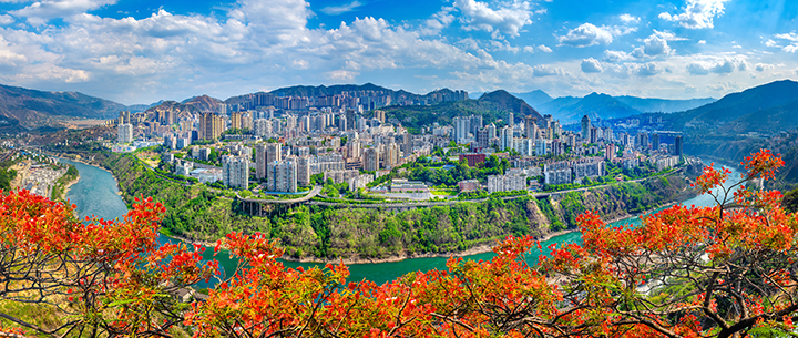 1山环水绕，四川省攀枝花市城市全景.jpg
