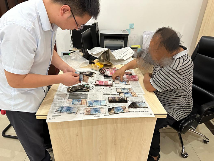 1党员杨勇第一时间为客户清理残损币.png