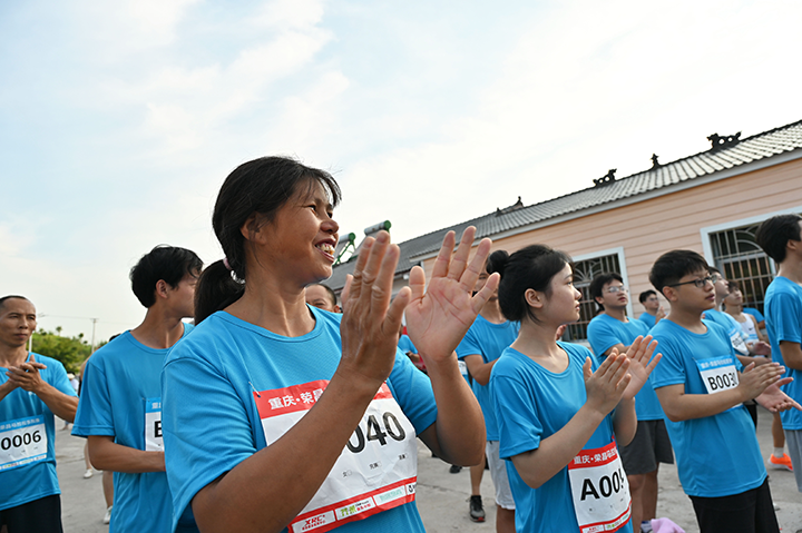 图1  8月11日，重庆市荣昌区远觉镇高观音村，农民运动员在川渝毗邻农民运动会开幕式上。.png