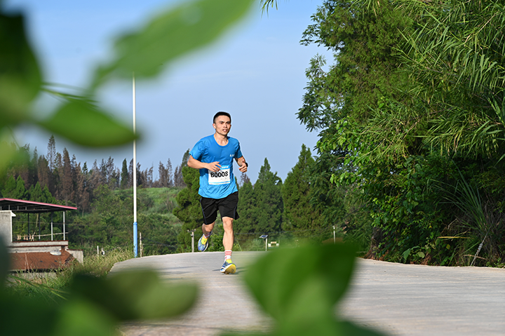 图3  8月11日，重庆市荣昌区远觉镇高观音村，农民运动员在迷你马拉松比赛中大显身手。.png