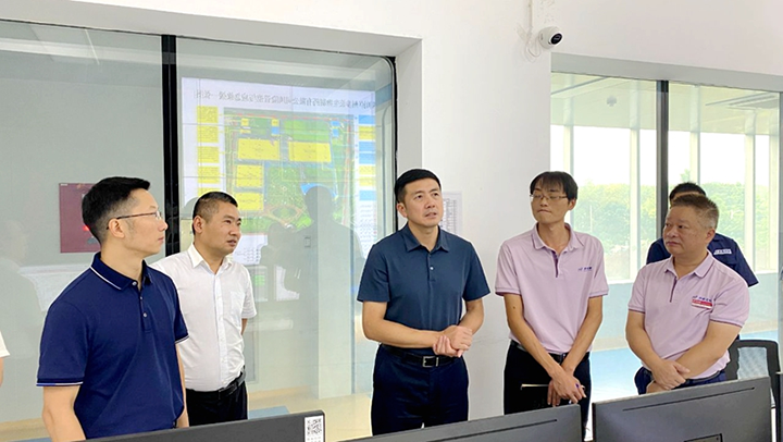 1肖刚（中）来到四川泸州步长生物制药有限公司，宣讲习近平总书记来川视察重要指示精神，督导安全生产工作.png