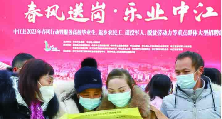2招聘会现场.jpg