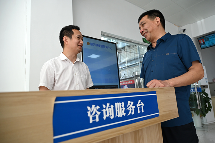 图2  咨询台工作人员为办事群众那个解疑释惑.png