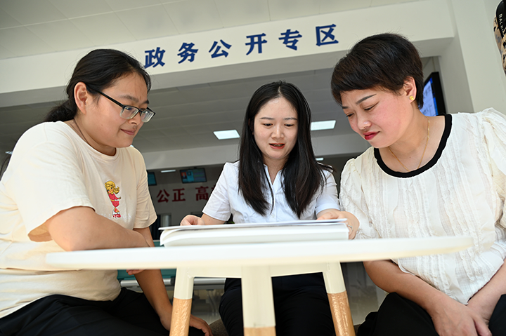 图4  工作人员为办事群众宣传解释办事政策、流程.png
