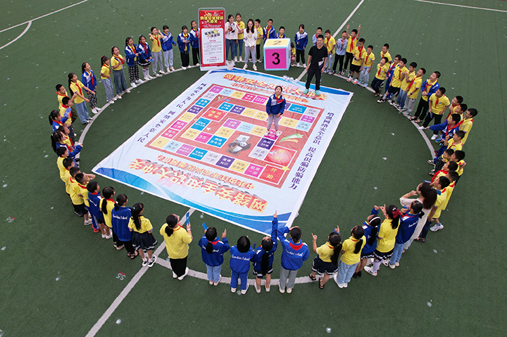 图2  2023年9月12日，在四川省内江市东兴区阳光学校，学生踊跃参加网络安全知识大冲关互动游戏。.png